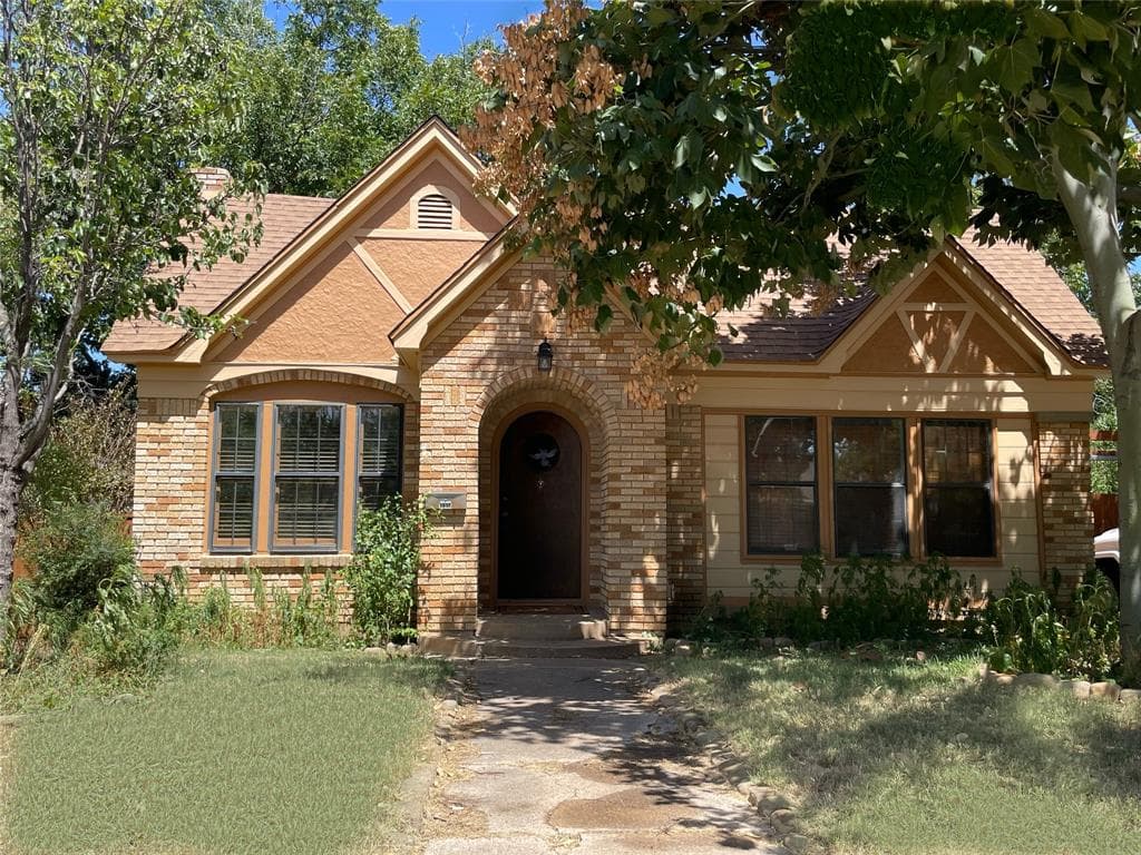3915 Meadowbrook Dr