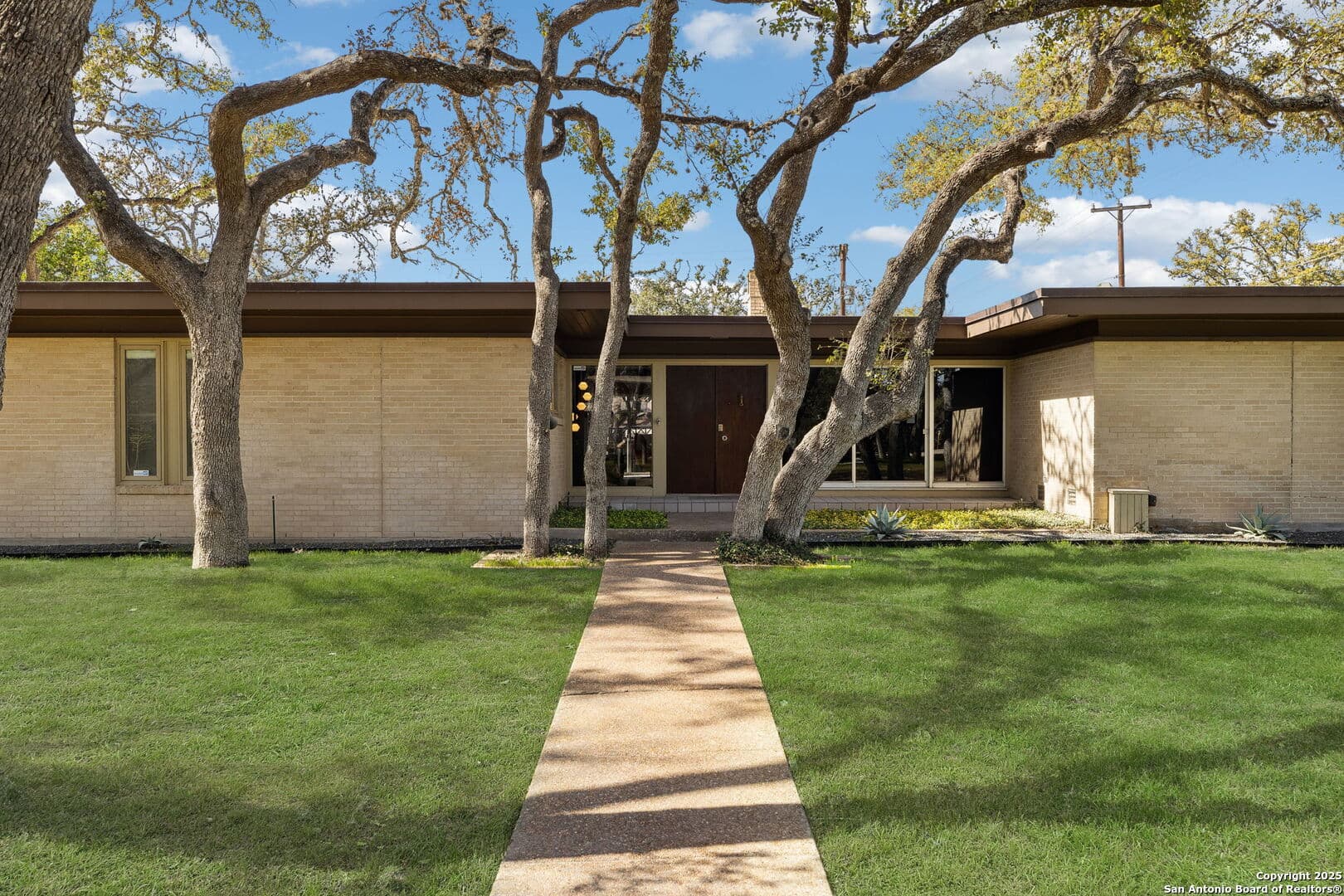 225 Carolwood Dr