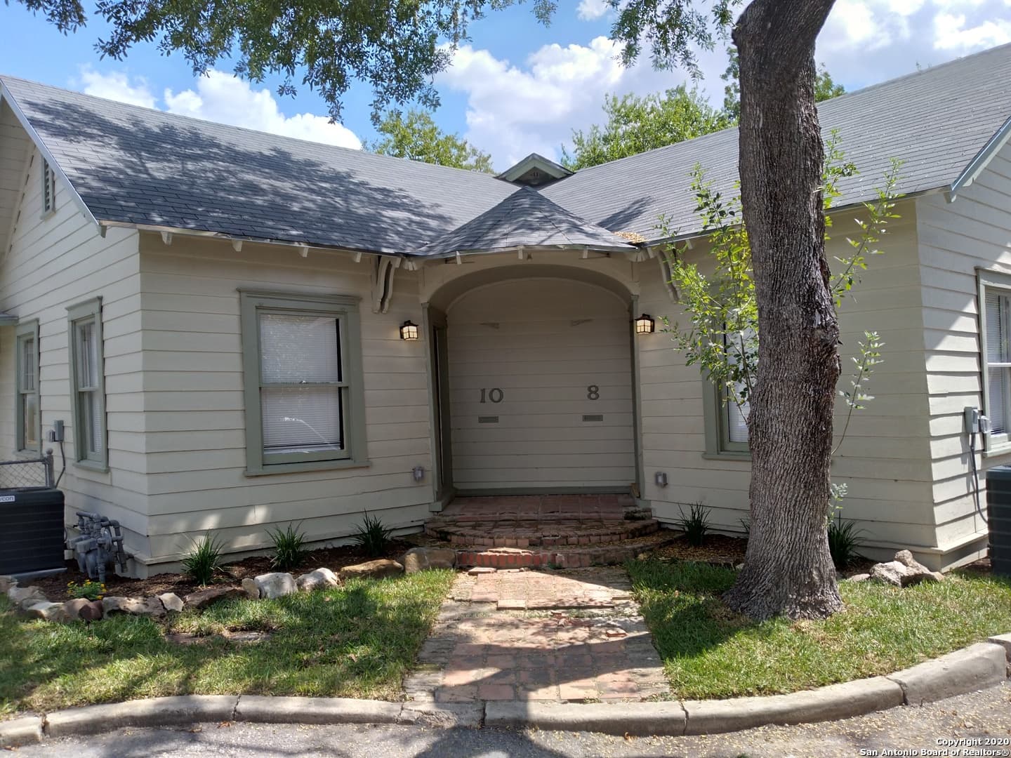 8 French Ct