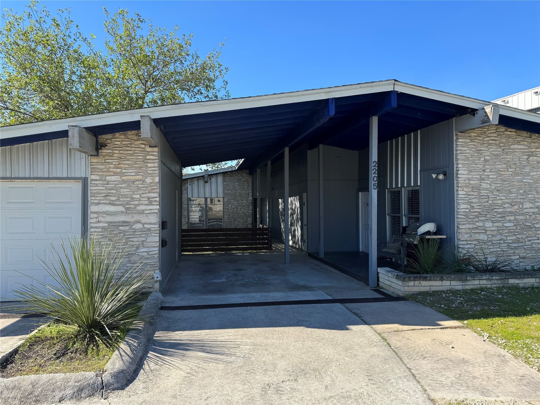 2205 N Interstate 35