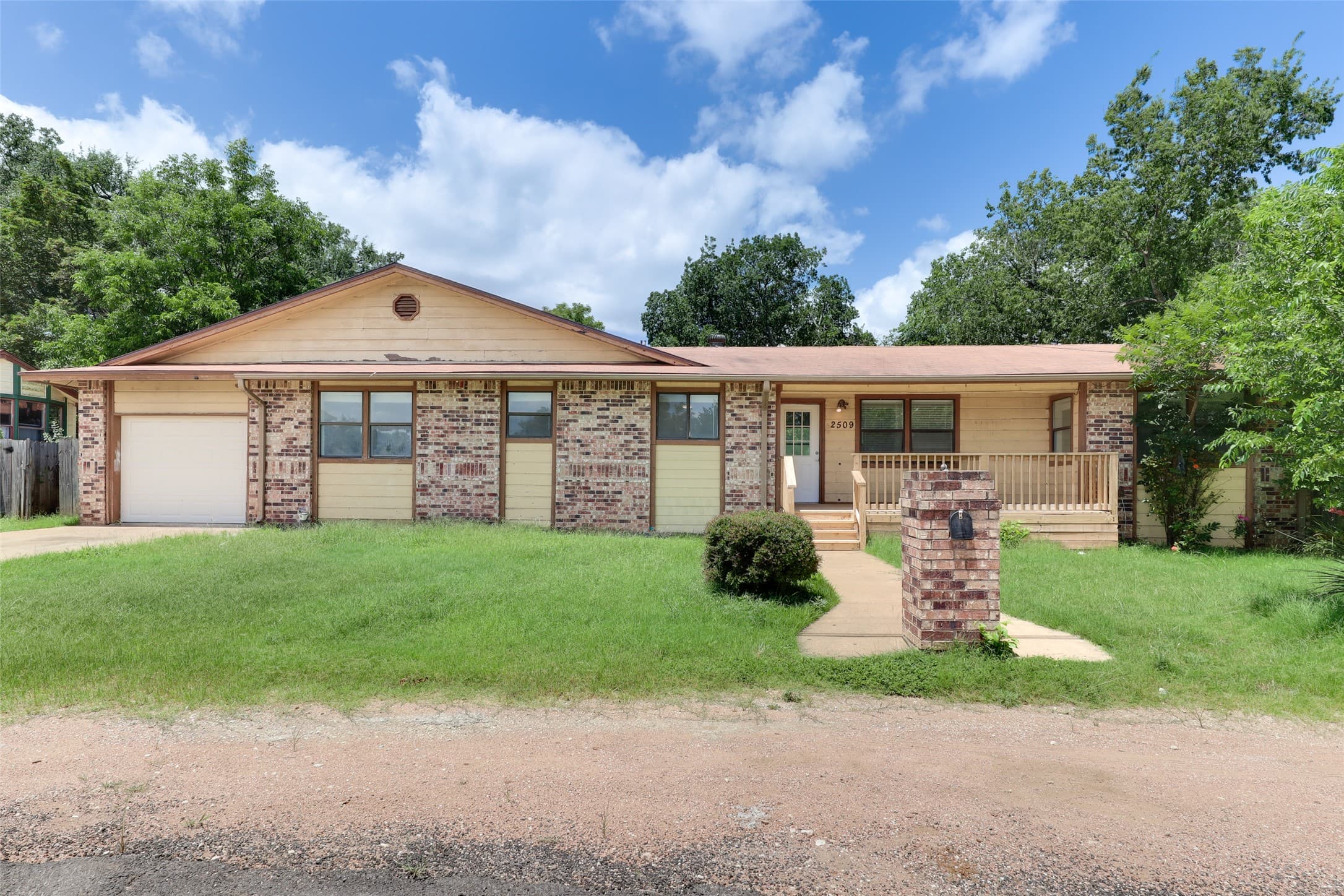 2509 Sumac Ln