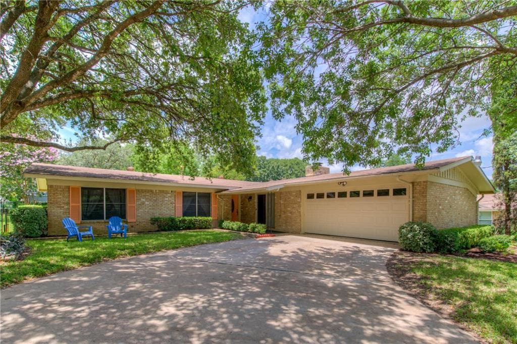 11400 Indianhead Dr