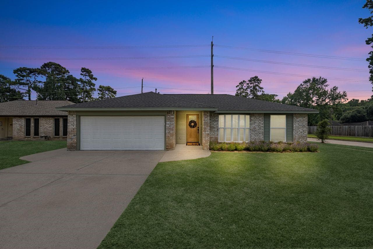 5202 Moonshadows Dr