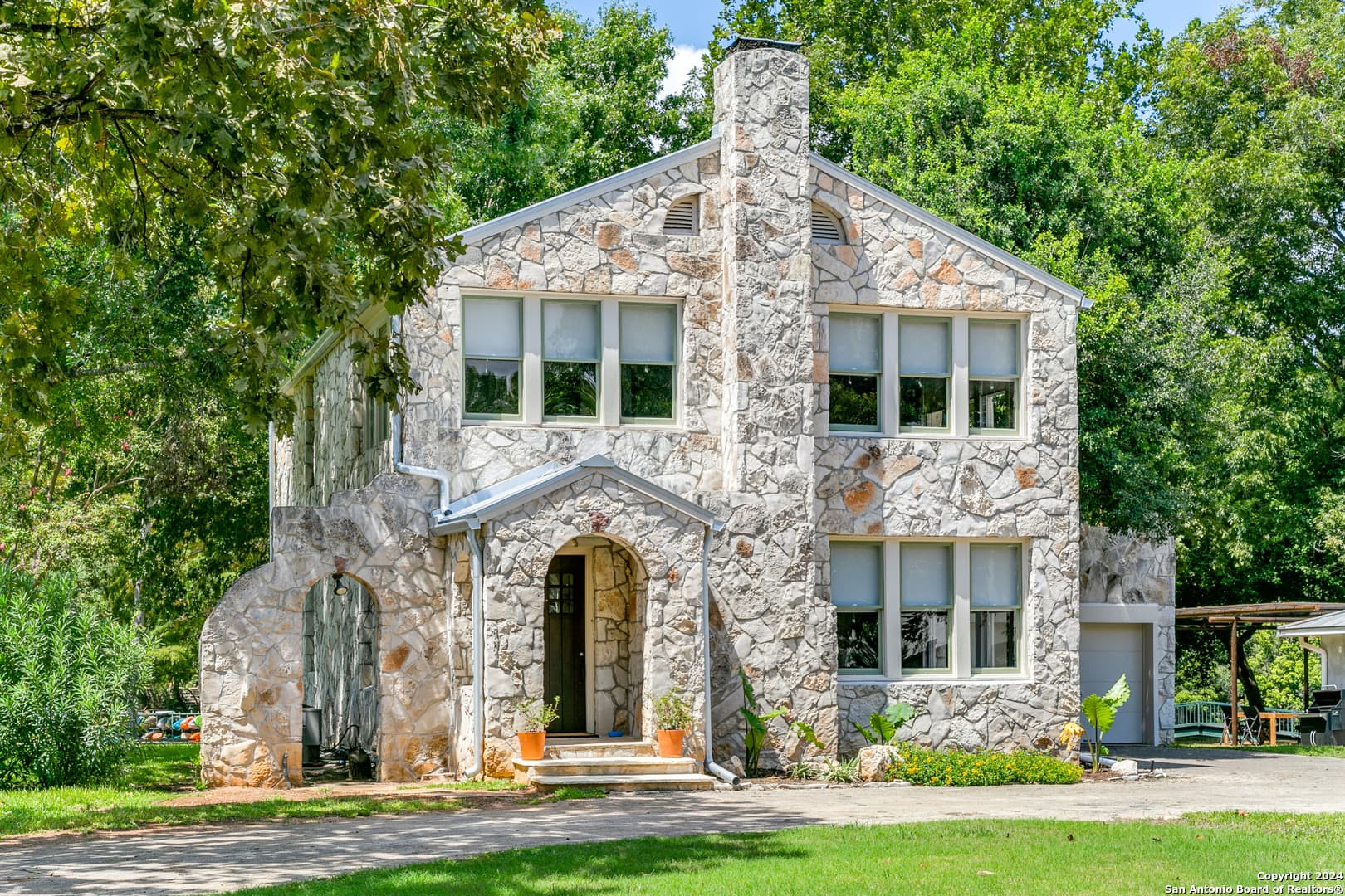 588 W Edgewater Ter