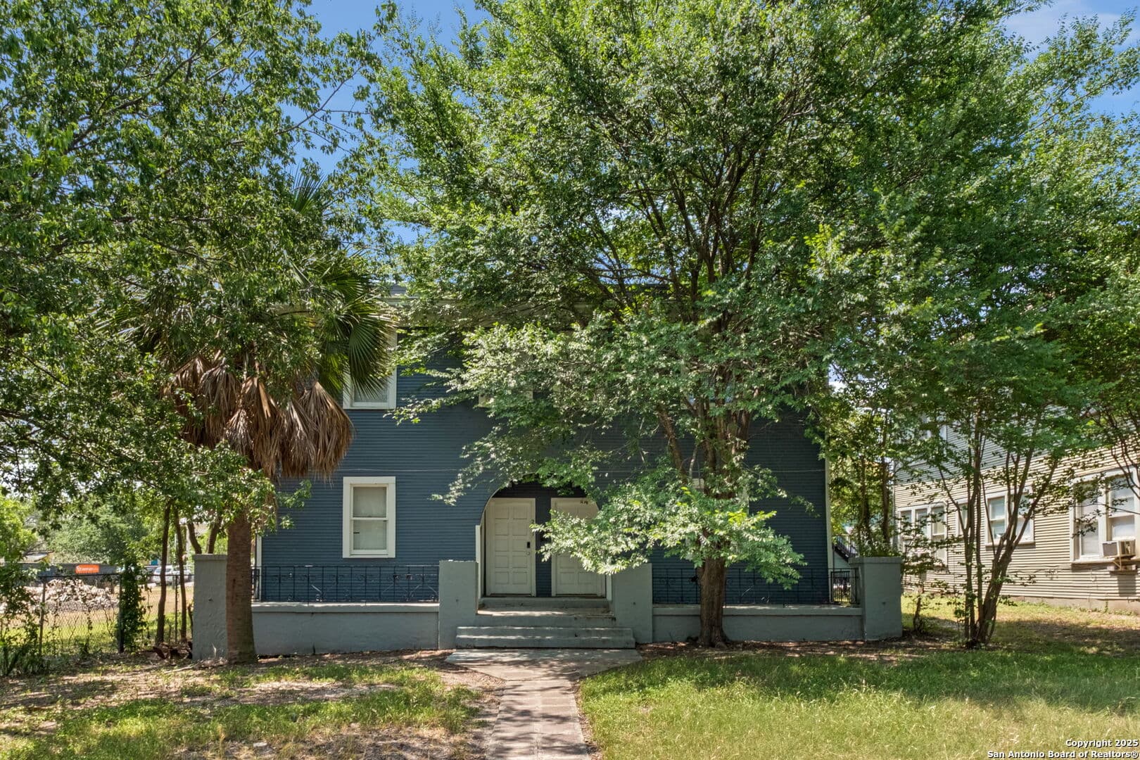 402 E Dewey Pl