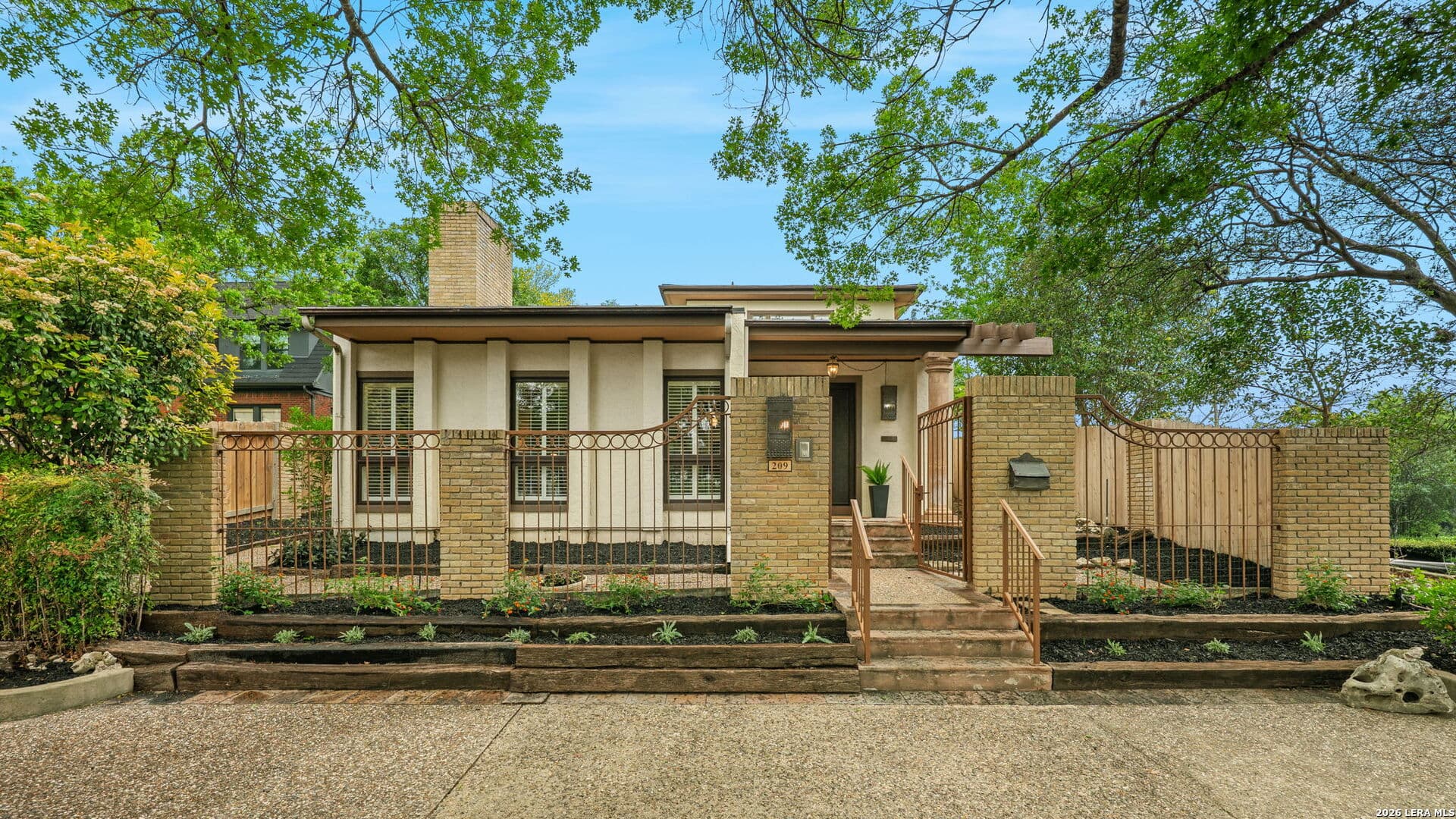 209 Henderson St
